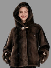 CHAQUETÓN CON CAPUCHA DE PELO ECO CON BROCHES