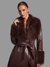 ABRIGO DE CUERO ECO CON CUELLO Y PUÑOS