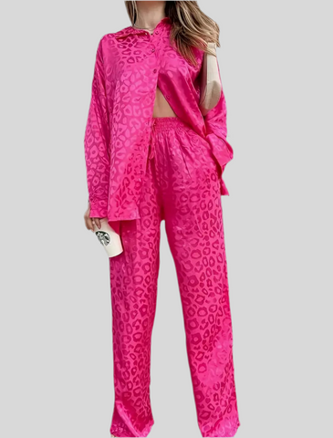 Loose-fitting trousers and blouse set