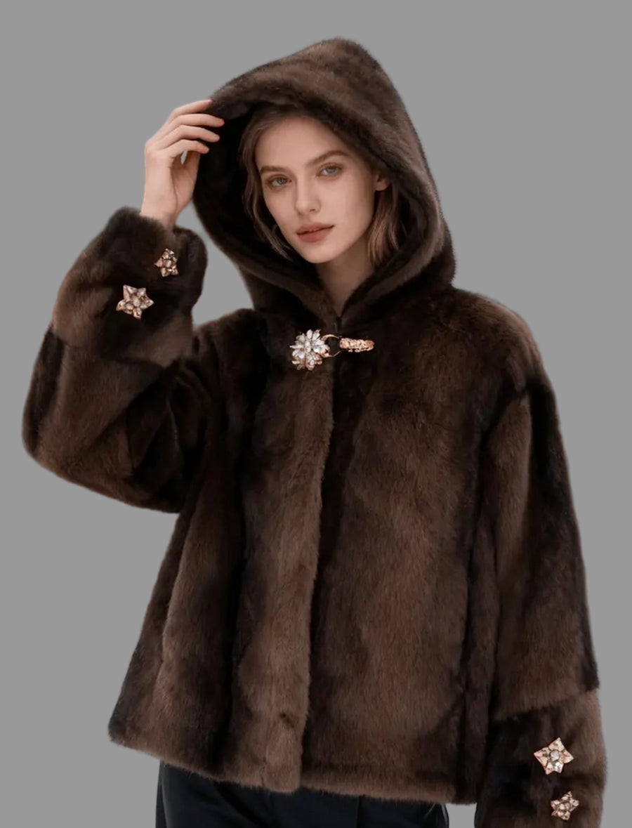 CHAQUETÓN CON CAPUCHA DE PELO ECO CON BROCHES