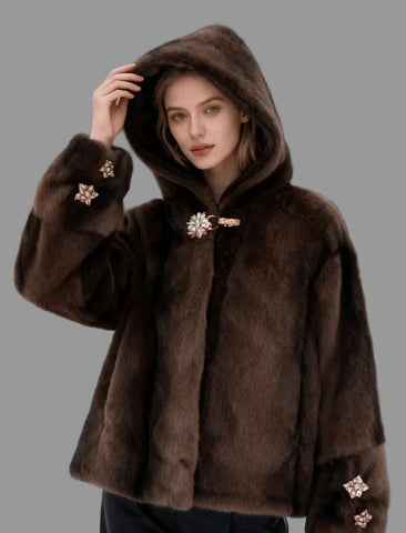 CHAQUETÓN CON CAPUCHA DE PELO ECO CON BROCHES