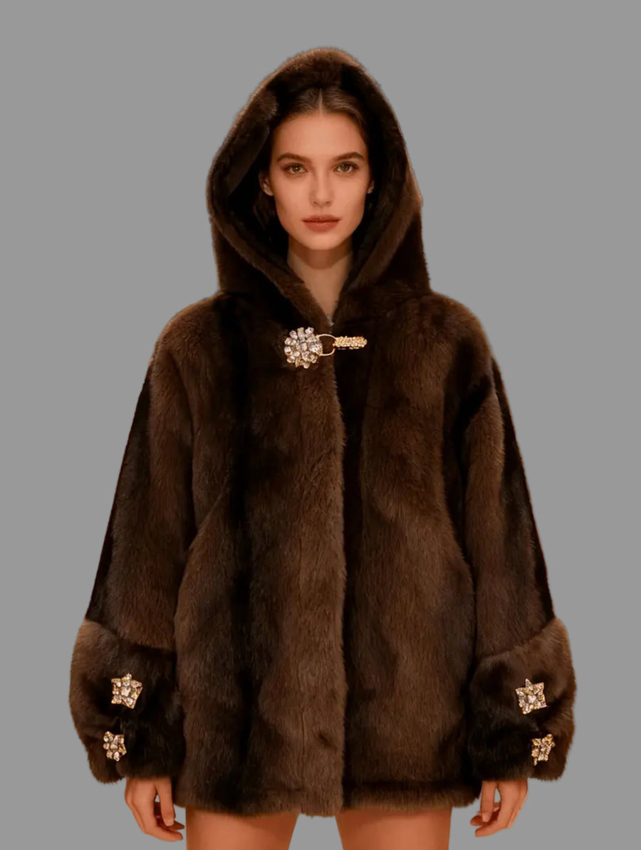 CHAQUETÓN CON CAPUCHA DE PELO ECO CON BROCHES