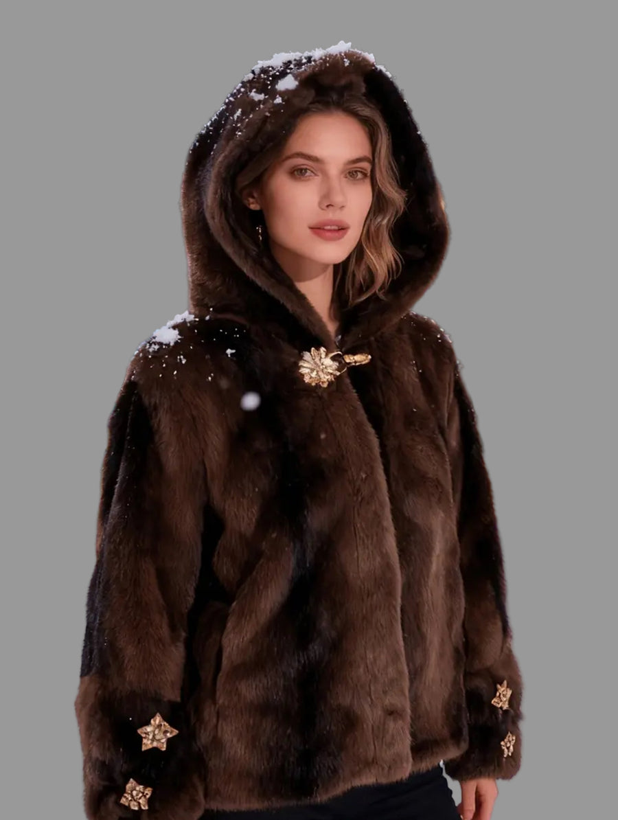 CHAQUETÓN CON CAPUCHA DE PELO ECO CON BROCHES