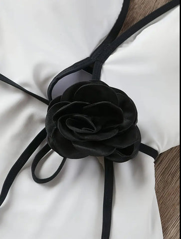 TRAJE DE BAÑO HALTER CON FLOR 2 CLRS
