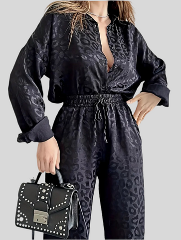 Loose-fitting trousers and blouse set