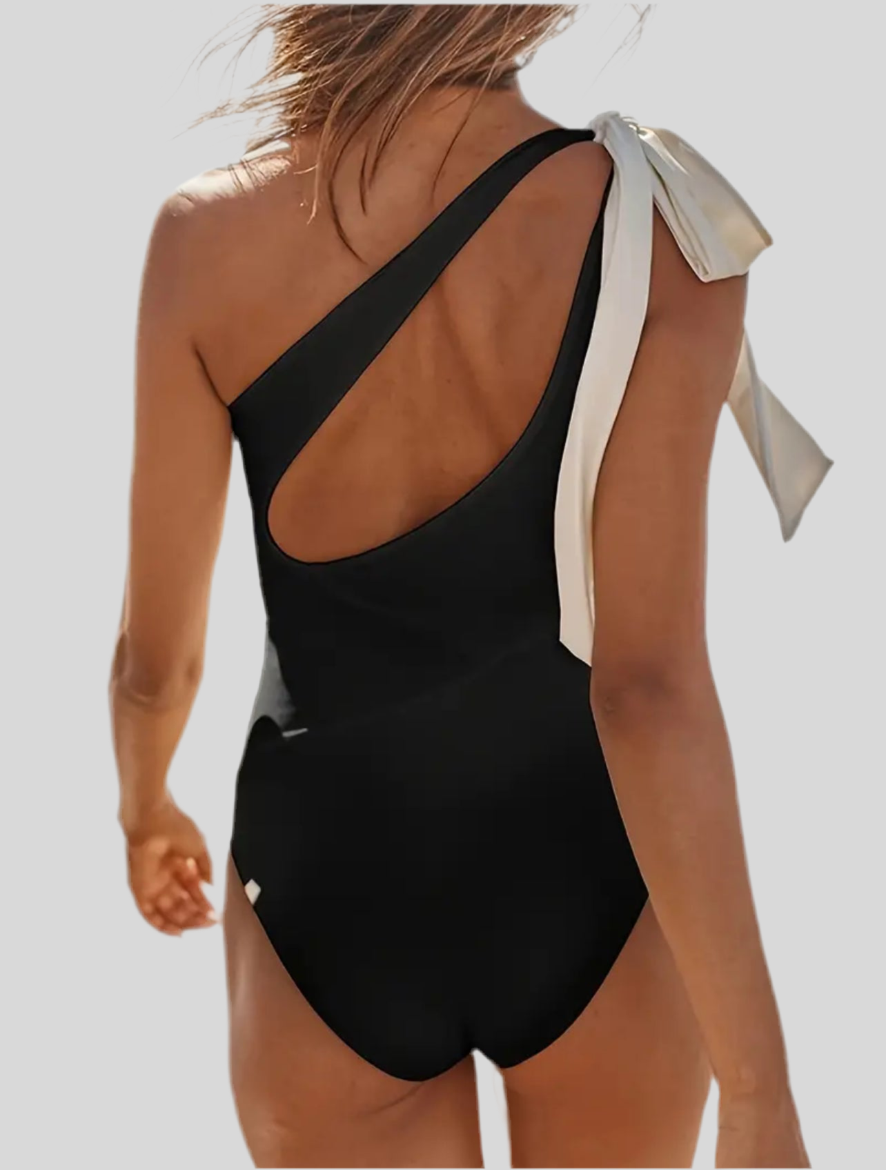 TRAJE DE BAÑO NEGRO ASIMÉTRICO CON LAZO