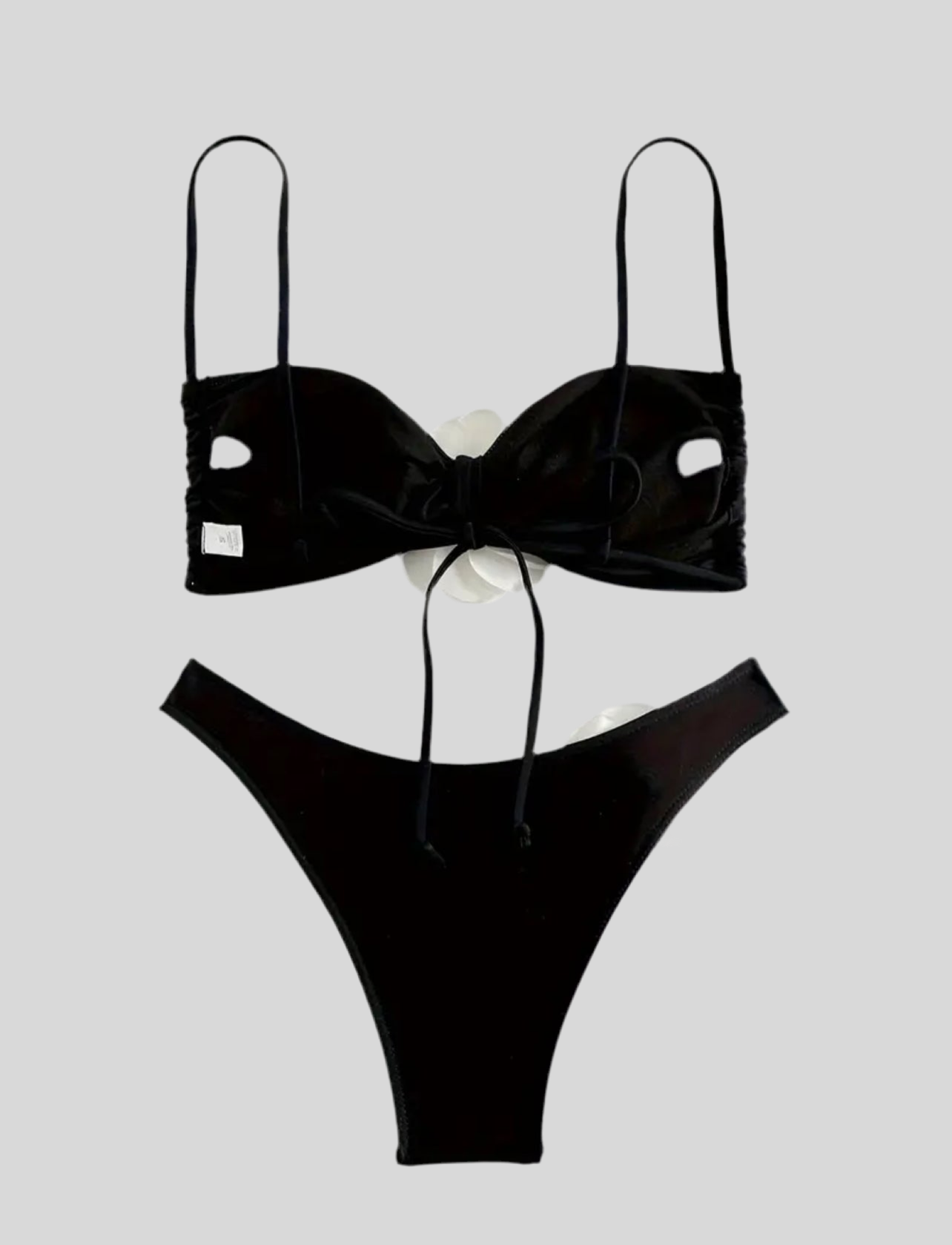 BIKINI BANDEAU CON FLOR Y PIERNA ALTA