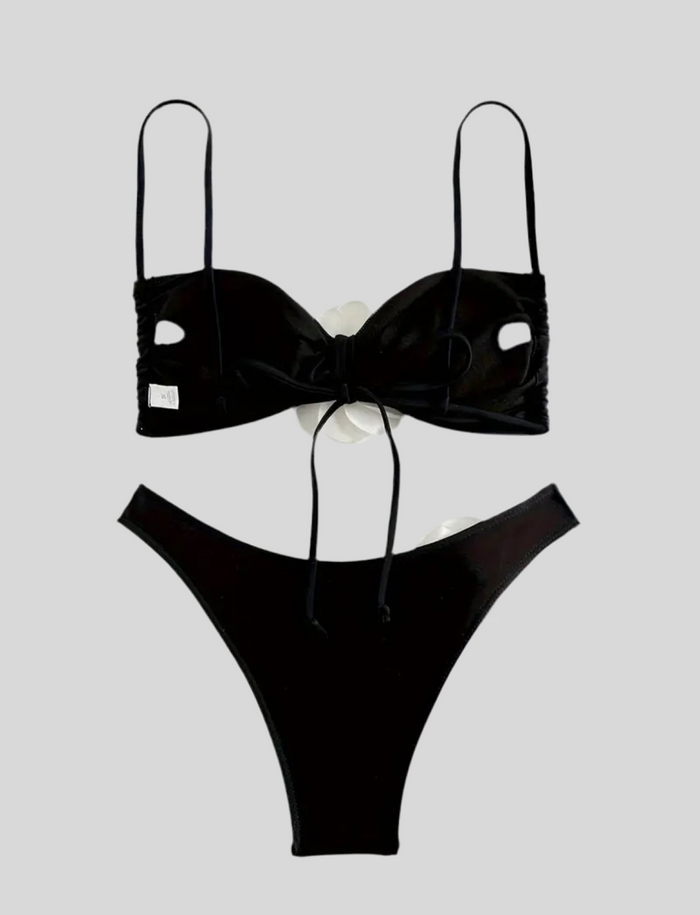 BIKINI BANDEAU CON FLOR Y PIERNA ALTA
