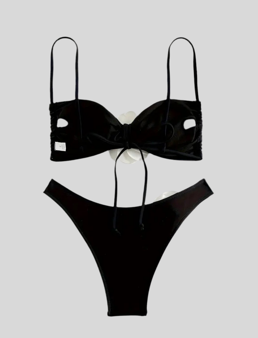 BIKINI BANDEAU CON FLOR Y PIERNA ALTA