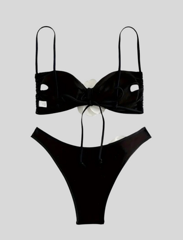 BIKINI BANDEAU CON FLOR Y PIERNA ALTA