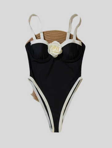 TRAJE DE BAÑO NEGRO PIERNA ALTA CON FLOR