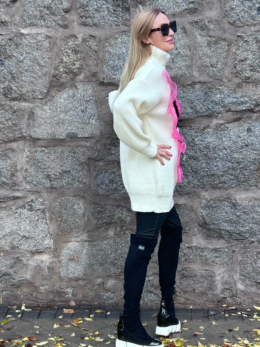 Turtleneck sweater with zipper closure