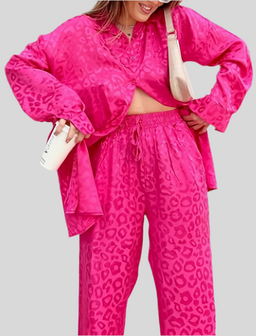 Loose-fitting trousers and blouse set
