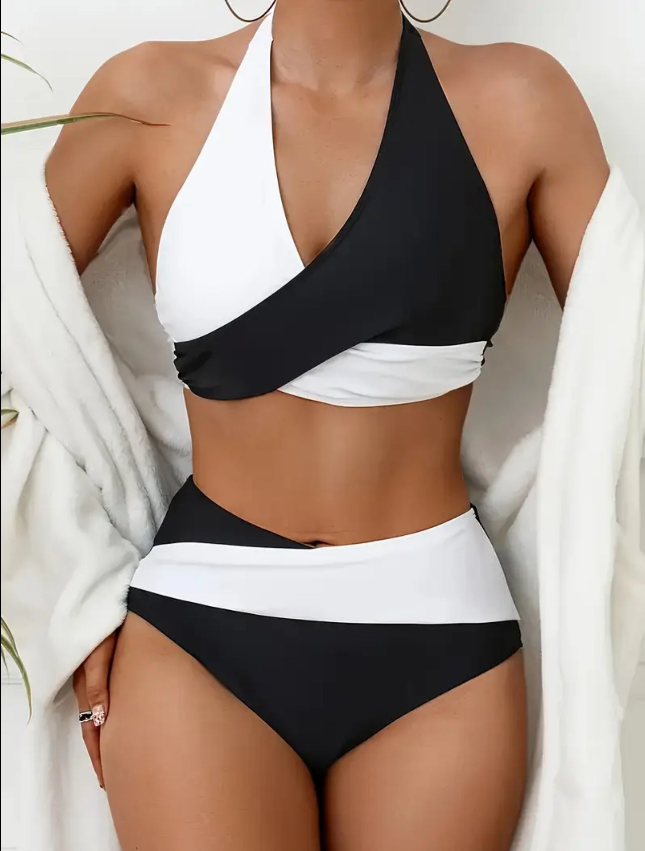 BIKINI CRUZADO ESCOTE HALTER BLANCO Y NEGRO