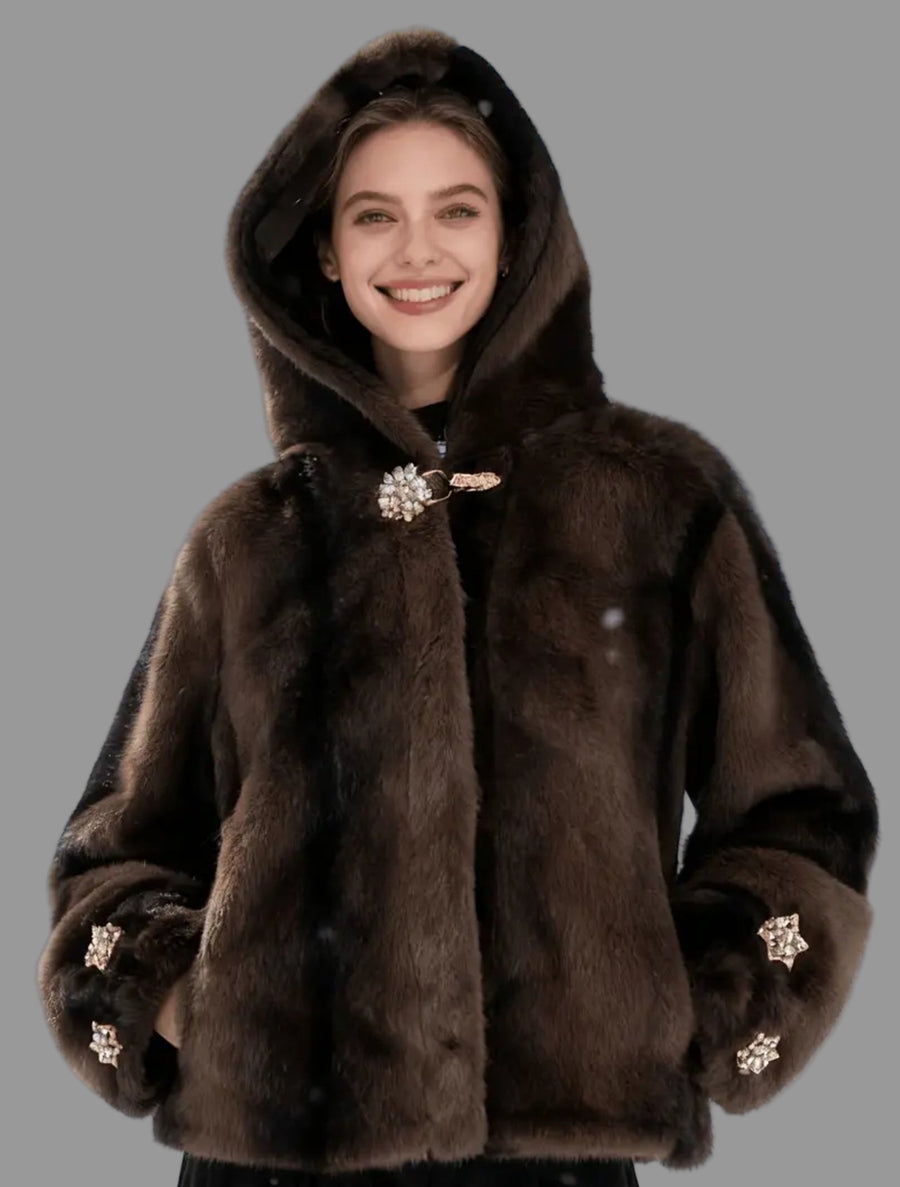 CHAQUETÓN CON CAPUCHA DE PELO ECO CON BROCHES