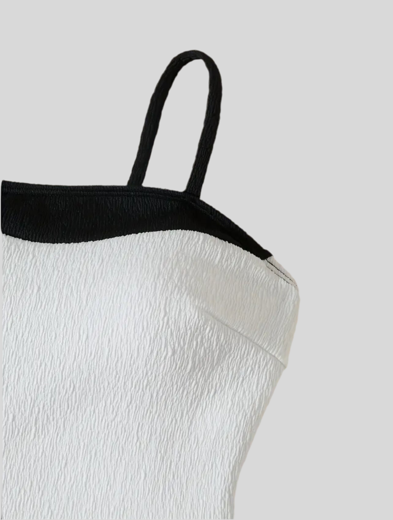 TRAJE DE BAÑO PIERNA ALTA CON BORDES EN CONTRASTE