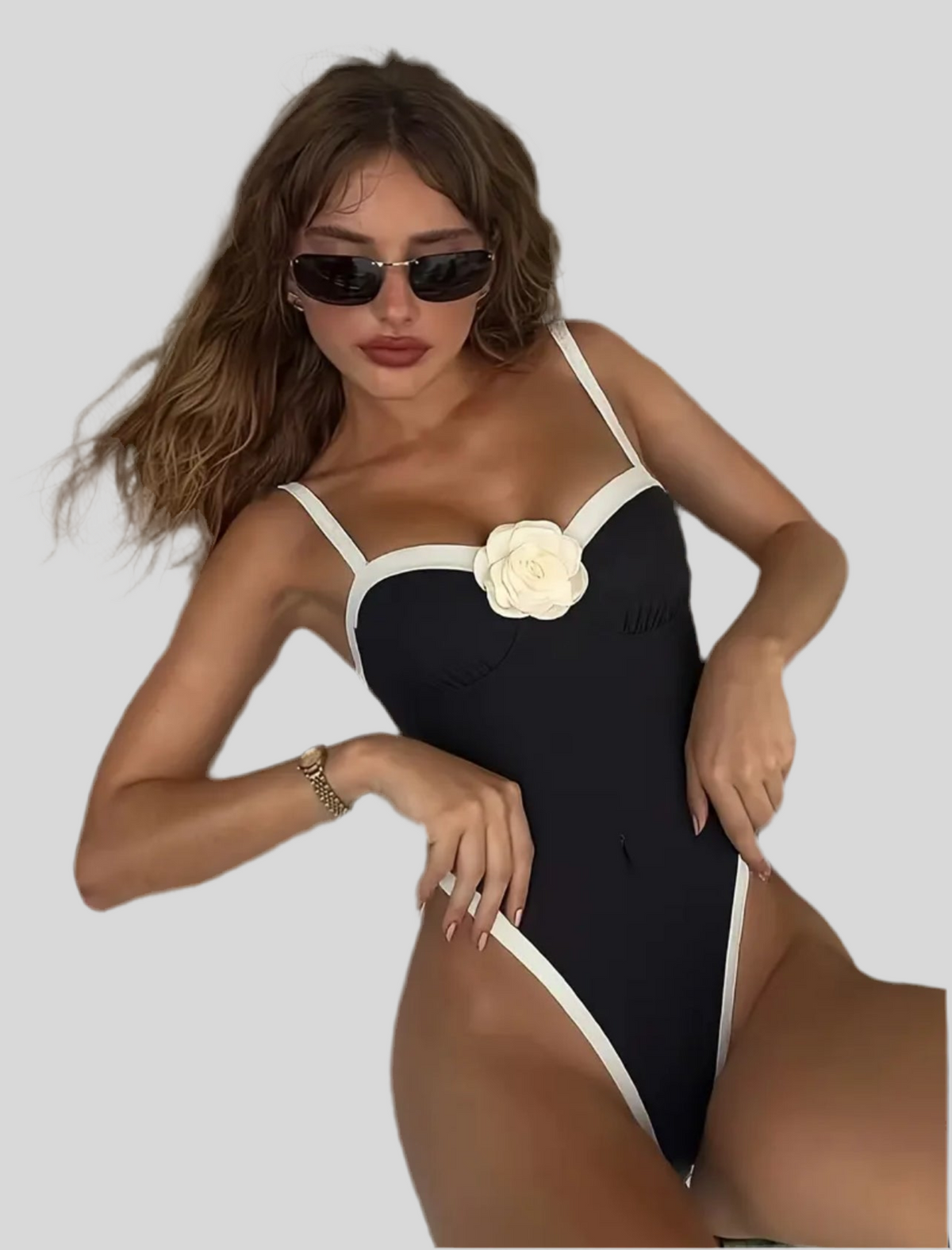 TRAJE DE BAÑO NEGRO PIERNA ALTA CON FLOR
