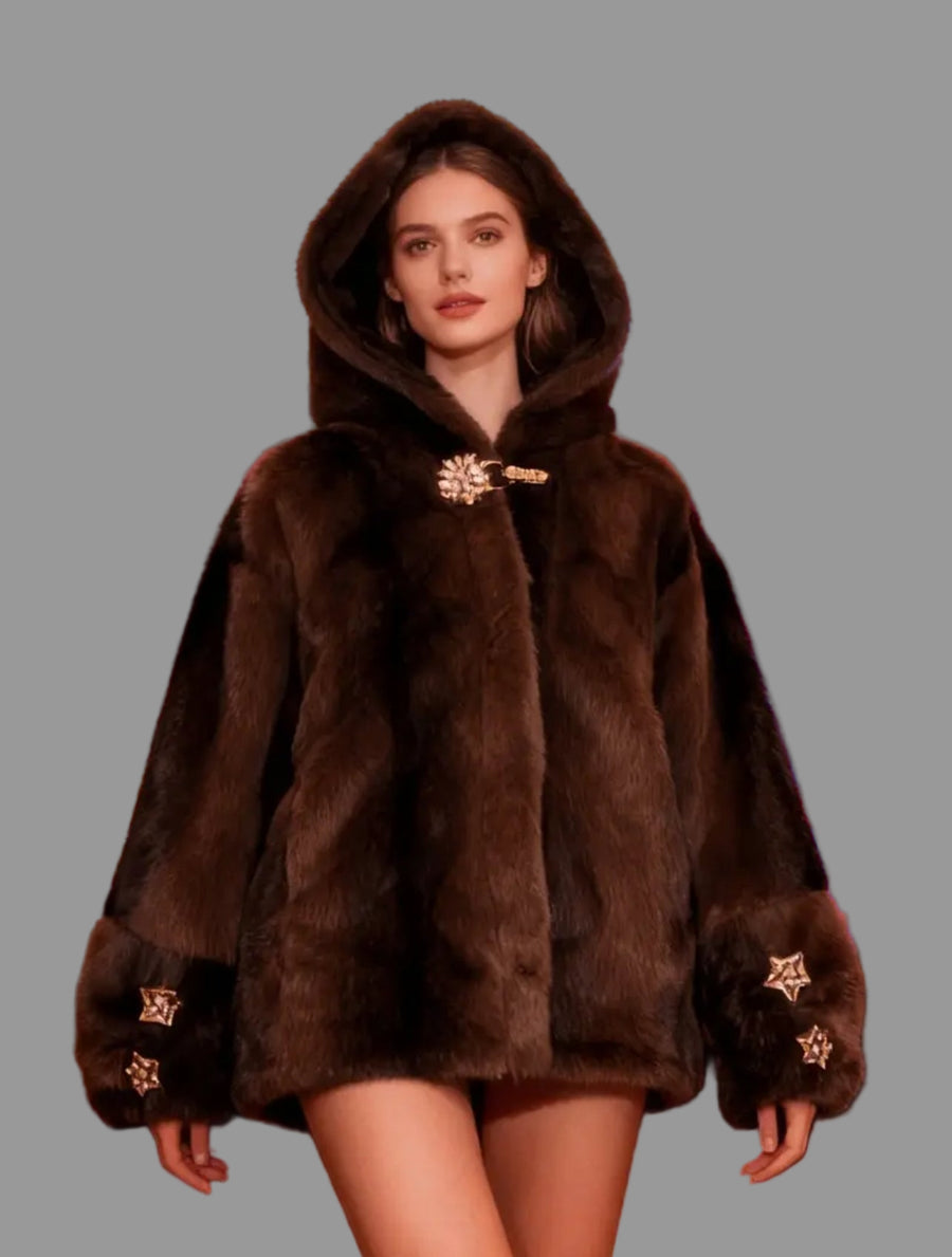 CHAQUETÓN CON CAPUCHA DE PELO ECO CON BROCHES