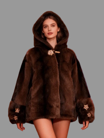 CHAQUETÓN CON CAPUCHA DE PELO ECO CON BROCHES