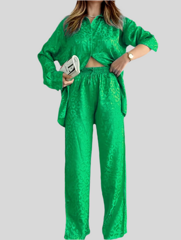 Loose-fitting trousers and blouse set