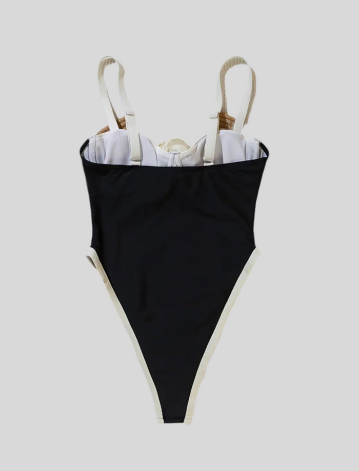 TRAJE DE BAÑO NEGRO PIERNA ALTA CON FLOR