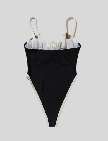 TRAJE DE BAÑO NEGRO PIERNA ALTA CON FLOR