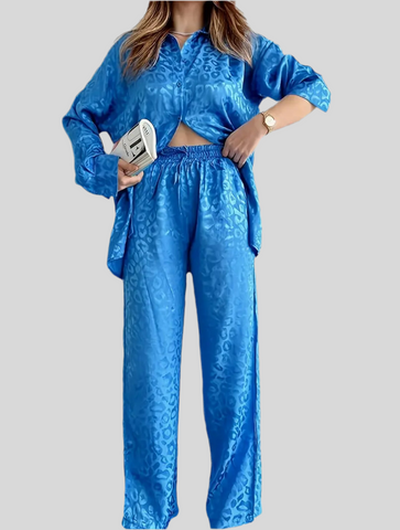 Loose-fitting trousers and blouse set