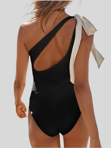 TRAJE DE BAÑO NEGRO ASIMÉTRICO CON LAZO
