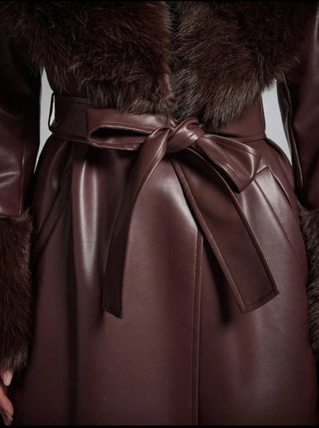 ABRIGO DE CUERO ECO CON CUELLO Y PUÑOS