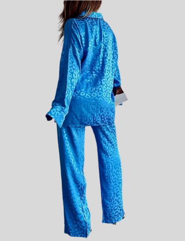 Loose-fitting trousers and blouse set