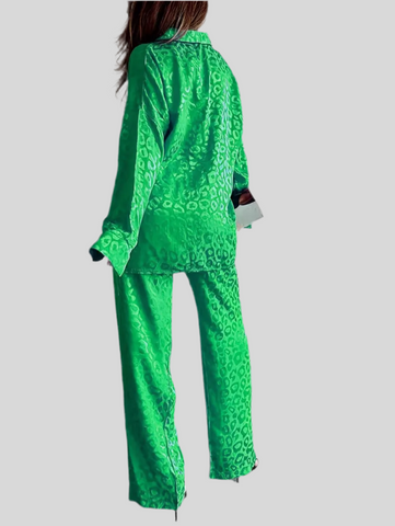 Loose-fitting trousers and blouse set