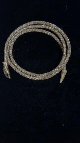 Two-turn choker with snake crystals