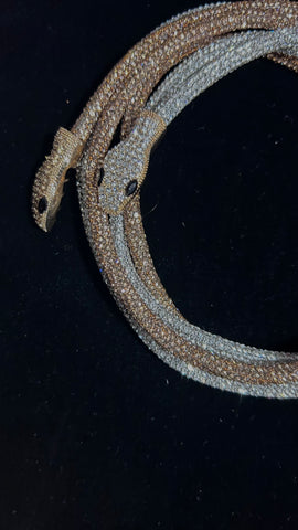 Two-turn choker with snake crystals