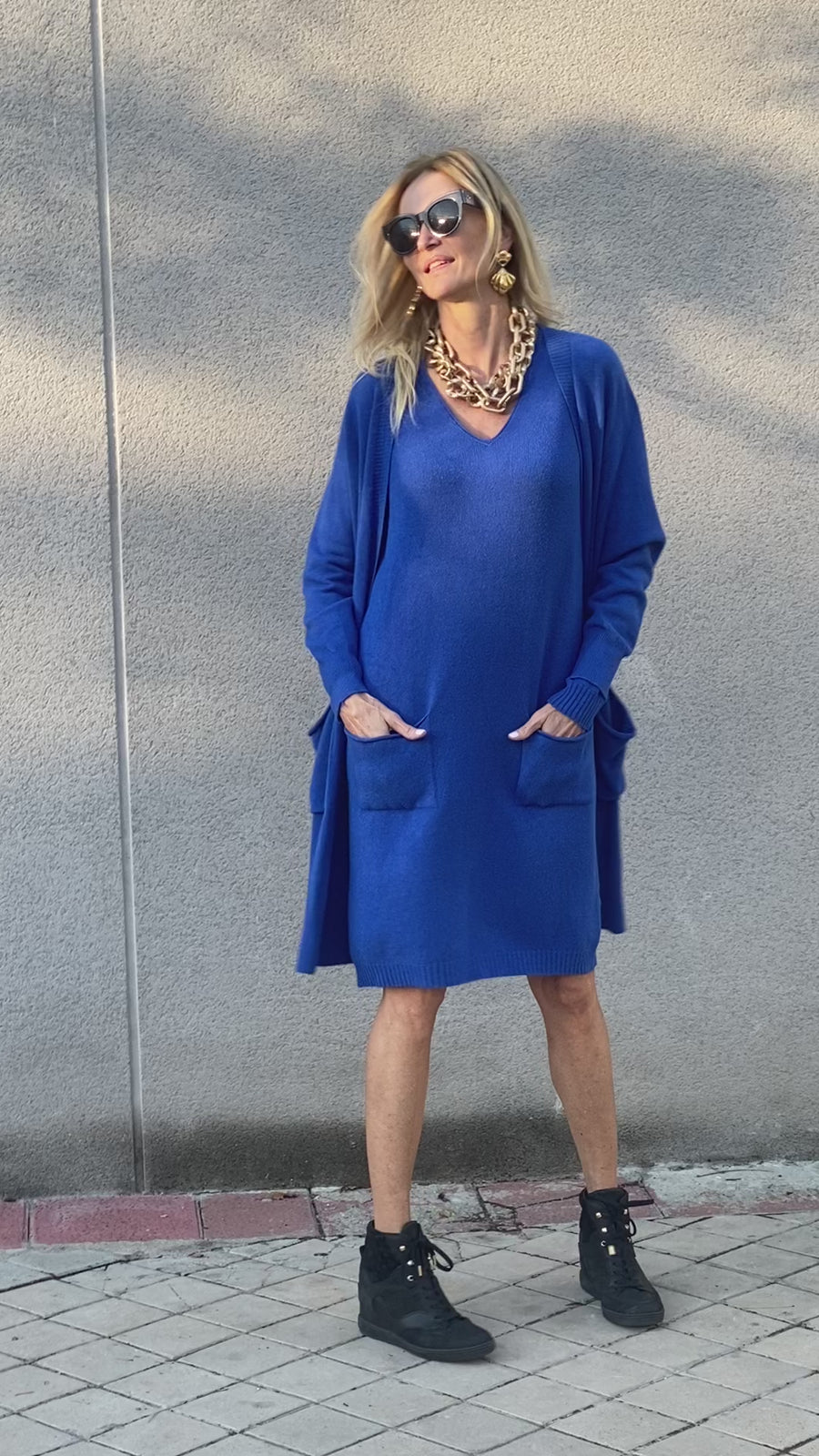 Knitted set of V-neck dress and cardigan with pockets