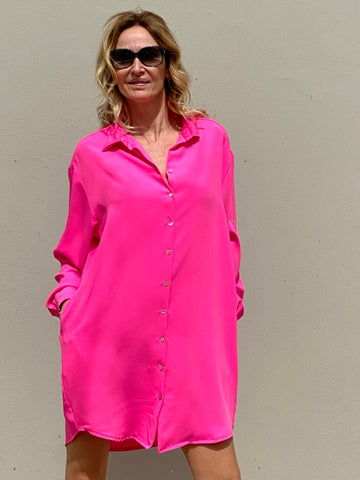 VESTIDO LIMA EN CREP DE INCREÍBLE CAIDA ROSA FLÚOR EDICIÓN LIMITADA