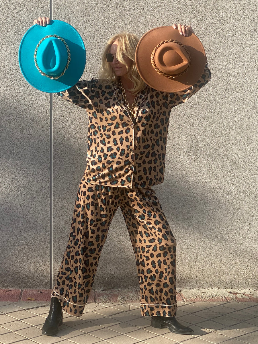 Felt hat with golden chain with rhinestones