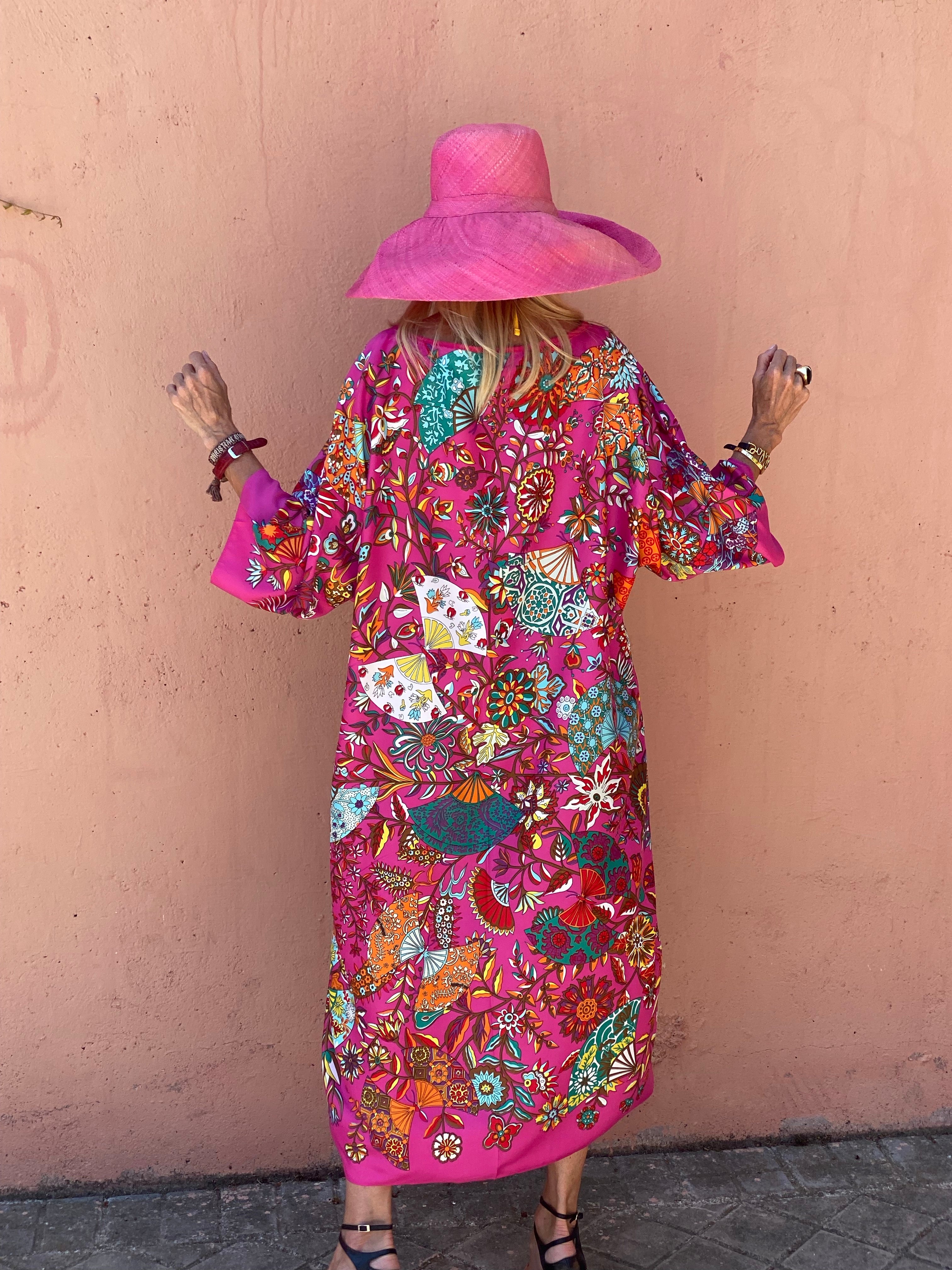 Kaftán BASH ABANICOS ROSA EDICIÓN LIMITADA The Thannac Silk Collection