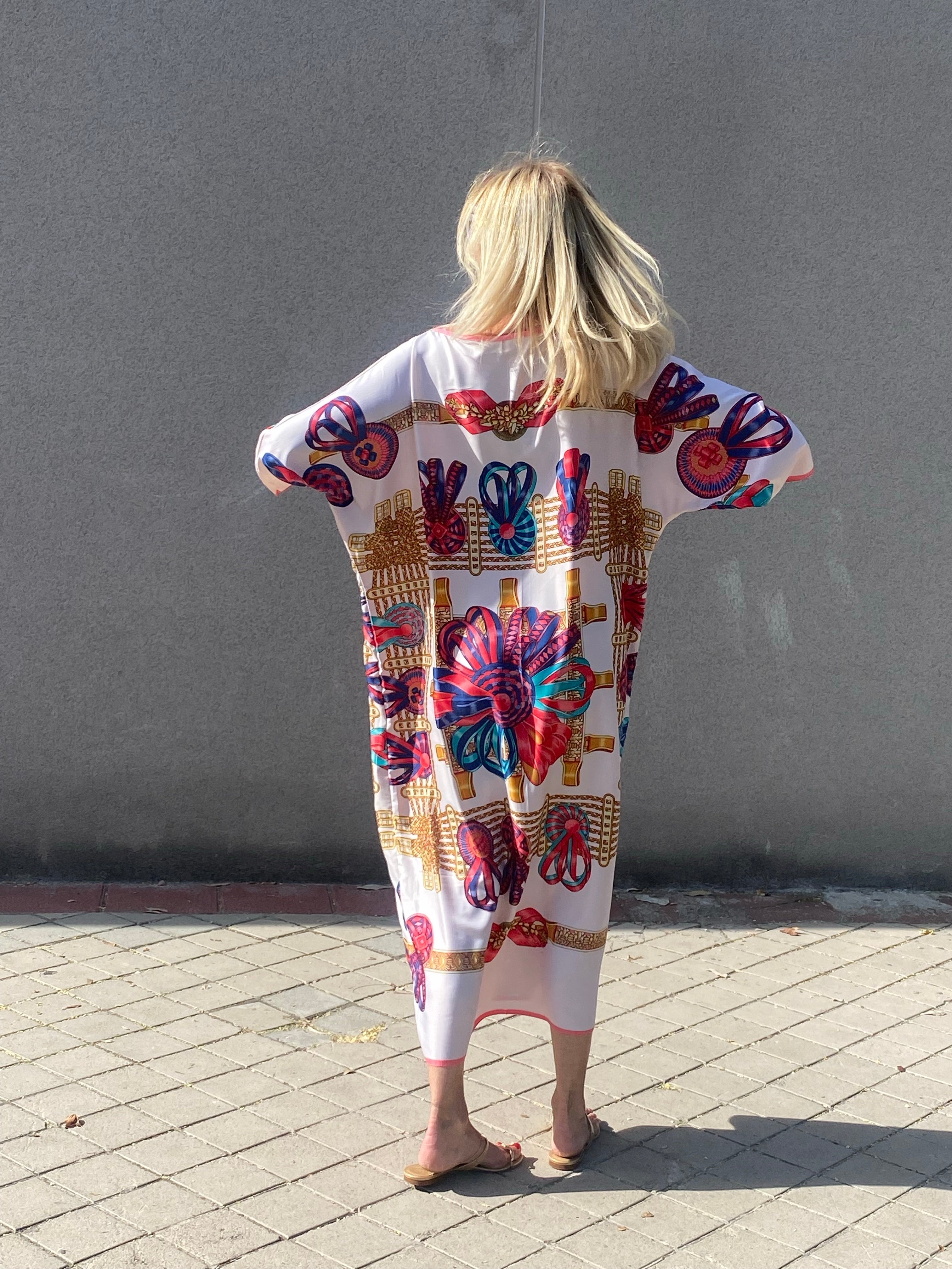 Kaftan BASH BOW LIMITED EDITION Die Thannac-Seidenkollektion 
