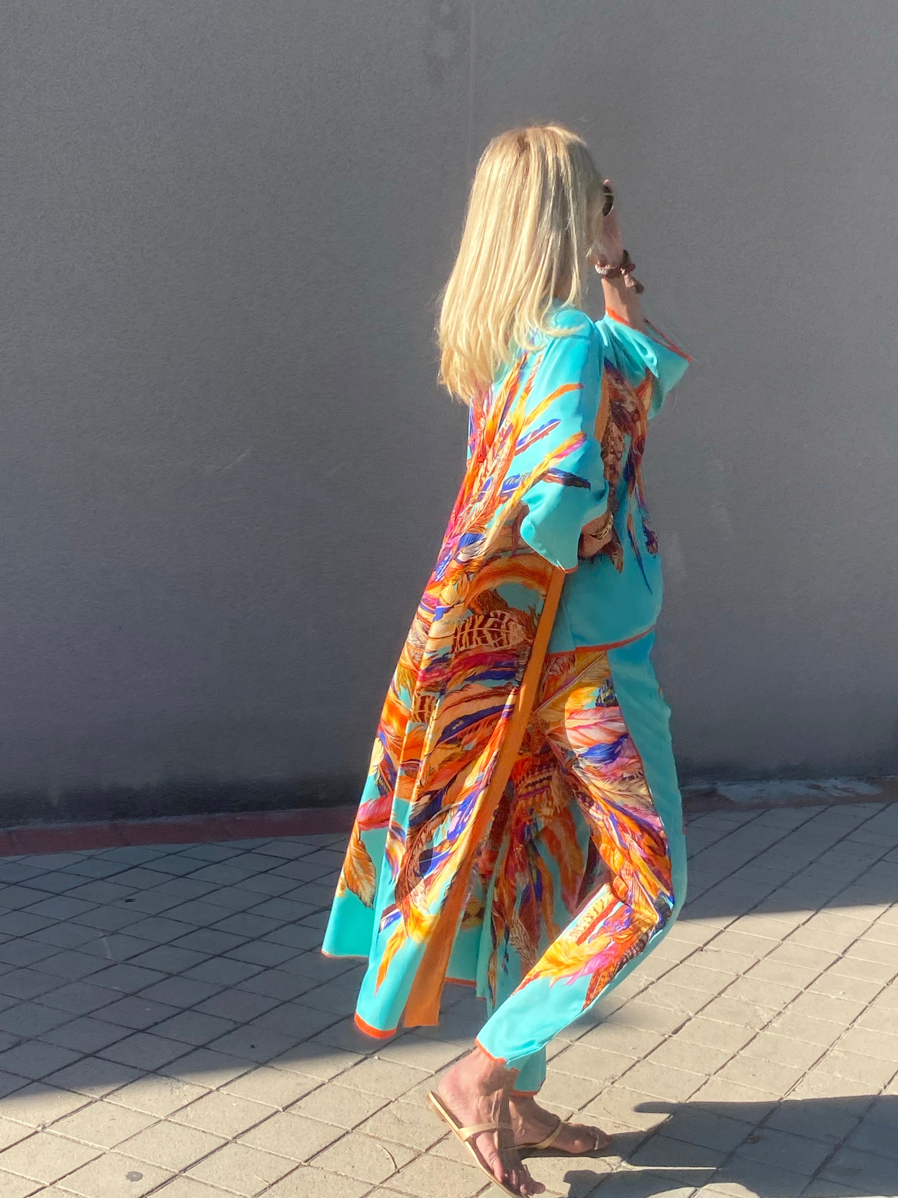 Kimono NEW YORK PLUMAS TURQUESA BORDE NARANJA TERCIOPELO EDICIÓN LIMITADA