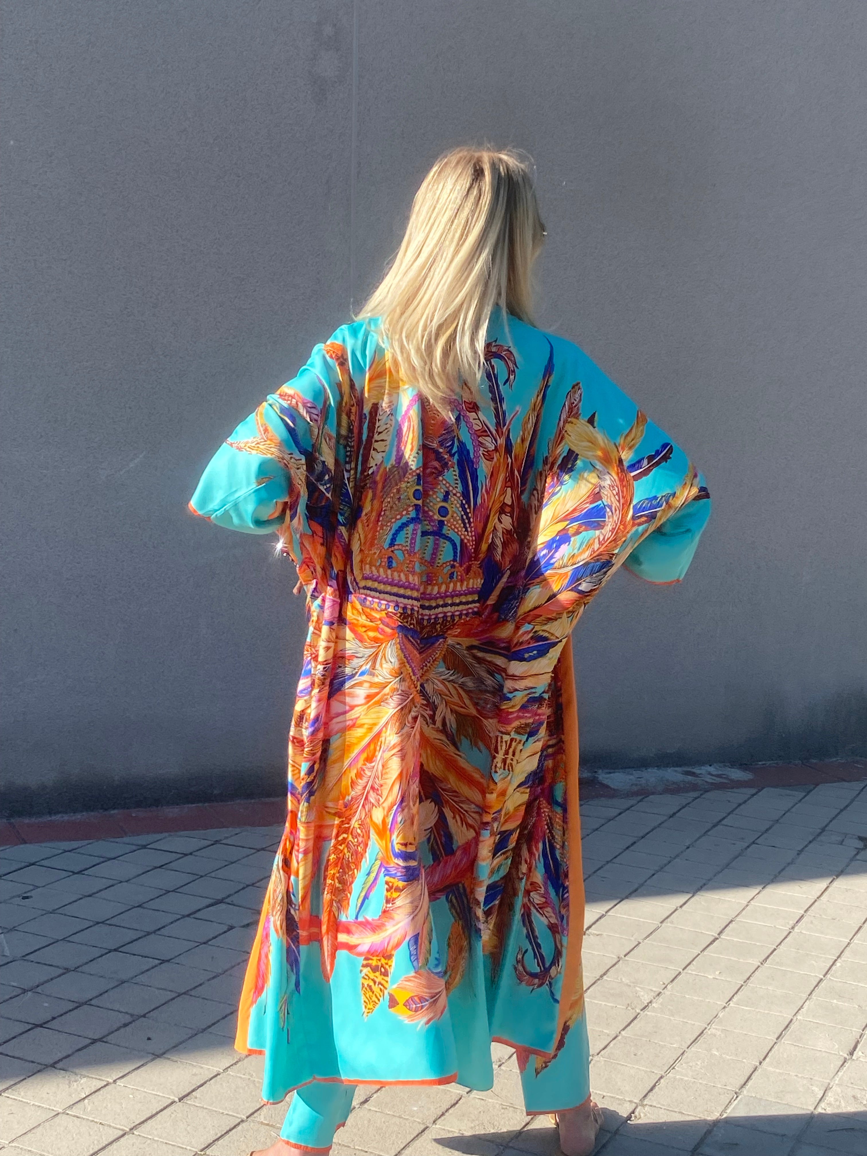 Kimono NEW YORK PLUMAS TURQUESA BORDE NARANJA TERCIOPELO EDICIÓN LIMITADA