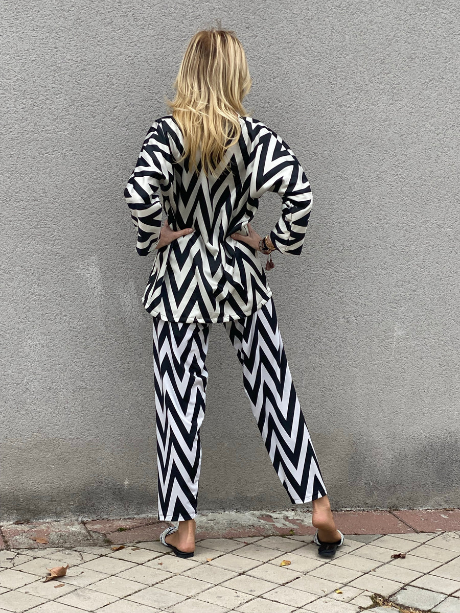 Conjunto ALICIA ZIG ZAG de blusón de satén y pantalón Lycra EDICIÓN LIMITADA EXCLUSIVO THANNAC