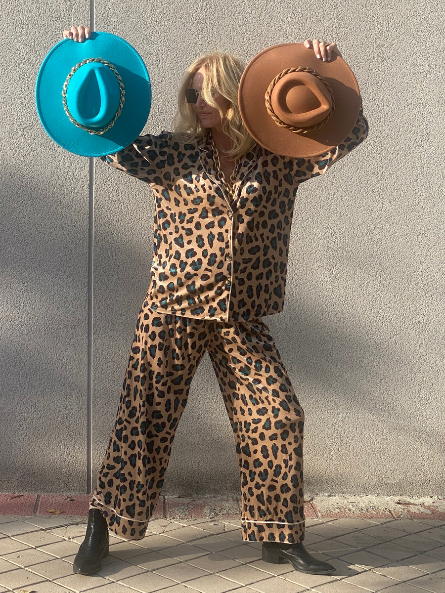 Felt hat with golden chain with rhinestones